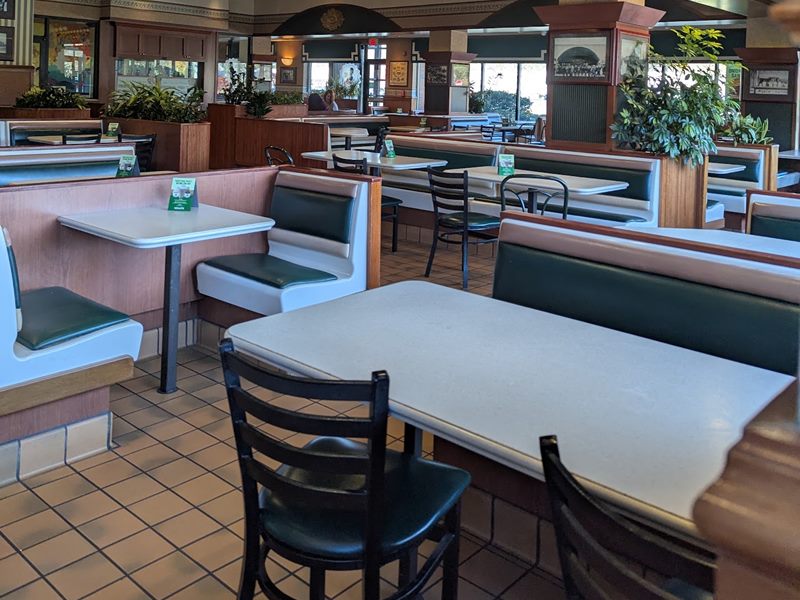 Kelly's Roast Beef interior